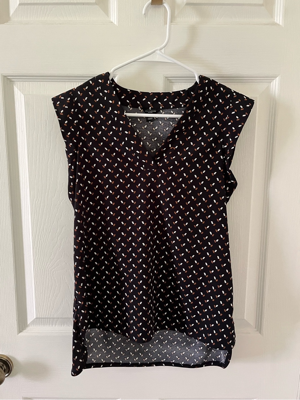 Ann Taylor Black Sleeveless V-Neck Printed Camisole
